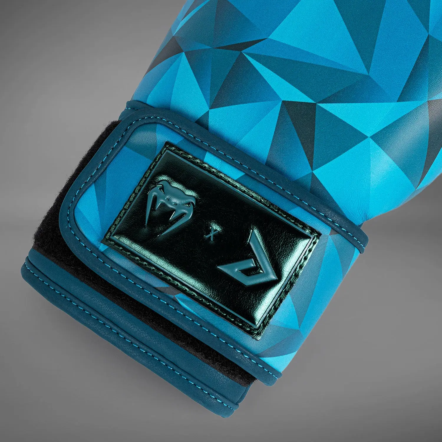 Venum x Demi Boxing Gloves - Azur Blue, детайл на логото на маншета