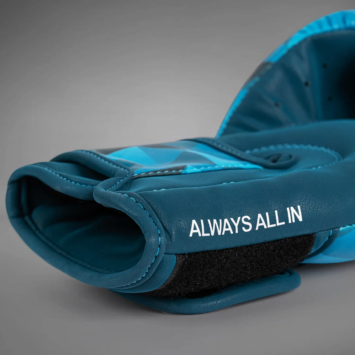 Venum x Demi Boxing Gloves - Azur Blue, детайл на маншета с велкро и надпис Always All In