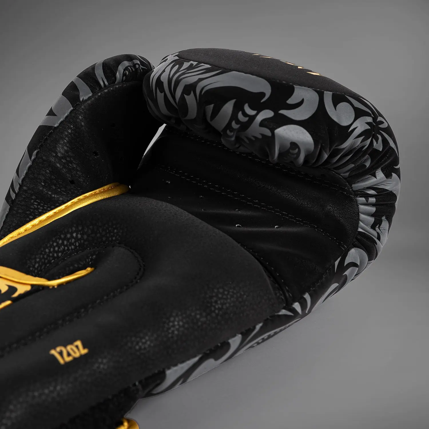 Venum x Topuria Unmatched Edition Boxing Gloves - Black/Gold вътрешен детайл