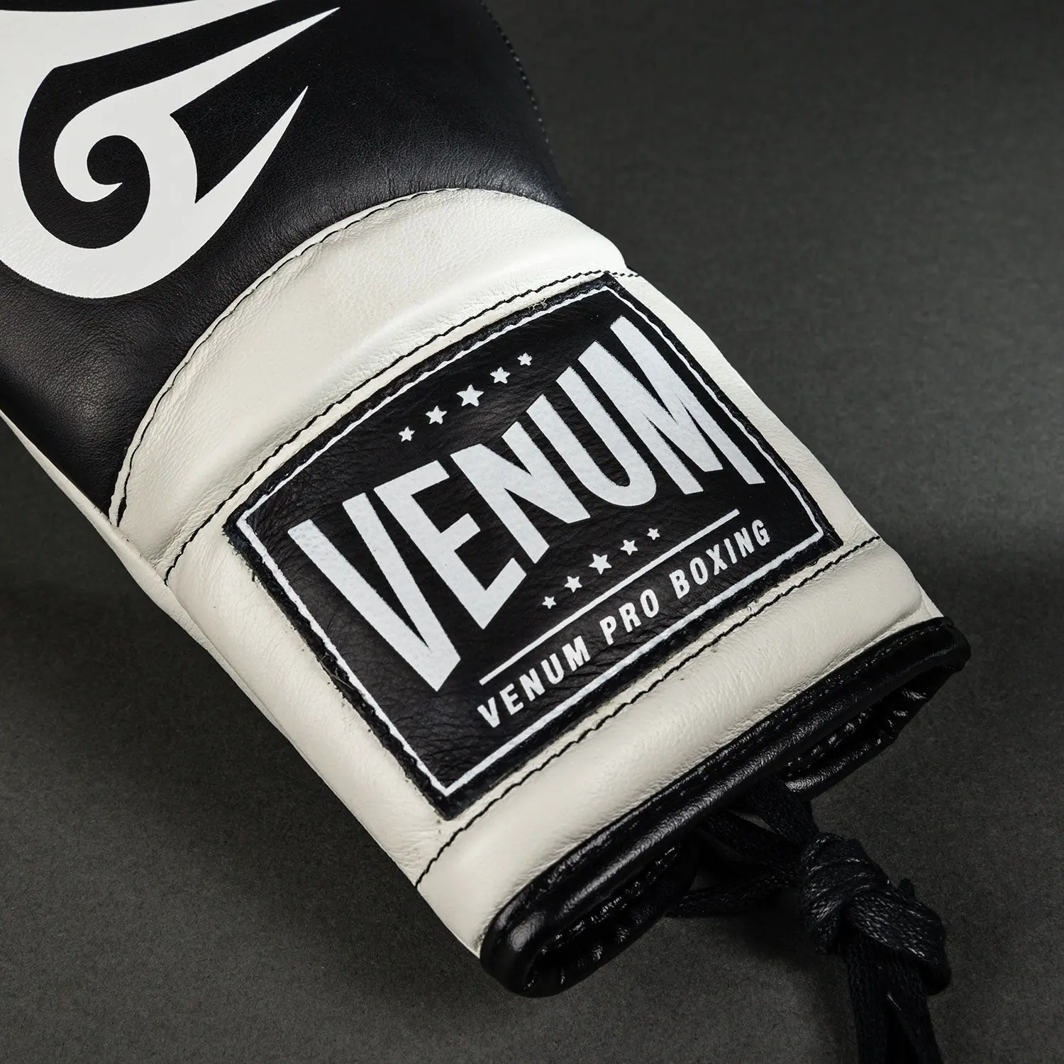 Venum Giant 2.0 Mike Tyson Pro Boxing Gloves with Laces - Deep Black/Optical White, етикет