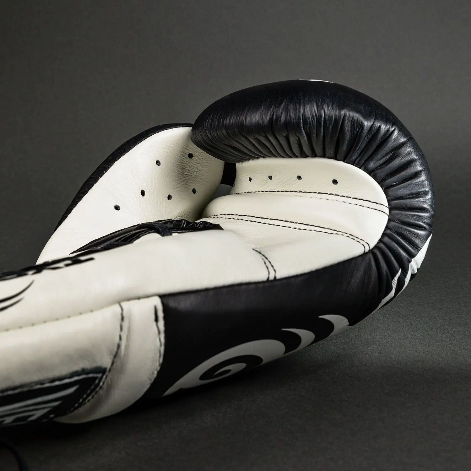 Venum Giant 2.0 Mike Tyson Pro Boxing Gloves with Laces - Deep Black/Optical White, страничен изглед