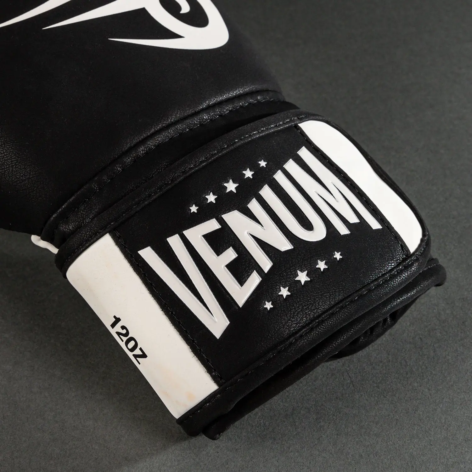 Venum Mike Tyson Replica Boxing Gloves - Deep Black/Optical White детайл на закопчаване