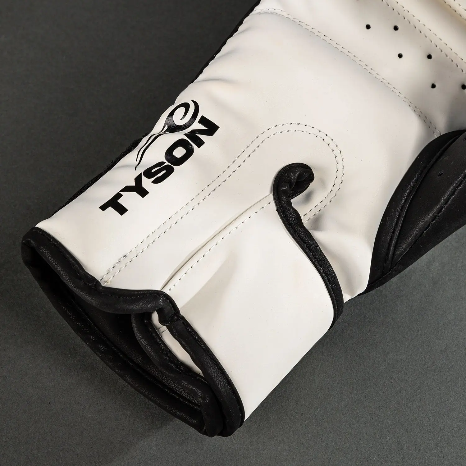 Venum Mike Tyson Replica Boxing Gloves - Deep Black/Optical White детайл на марка Tyson