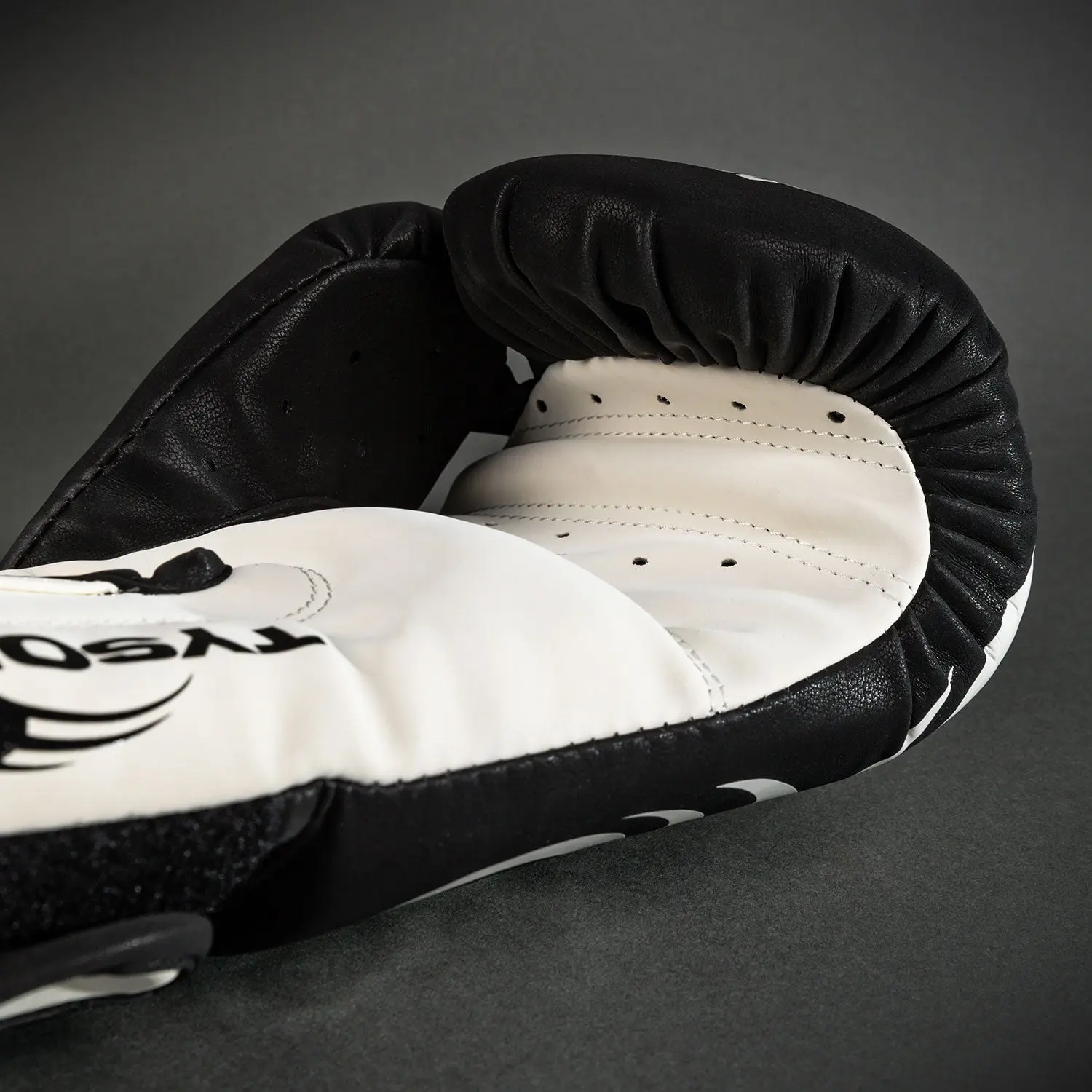 Venum Mike Tyson Replica Boxing Gloves - Deep Black/Optical White детайл на ръкавицата