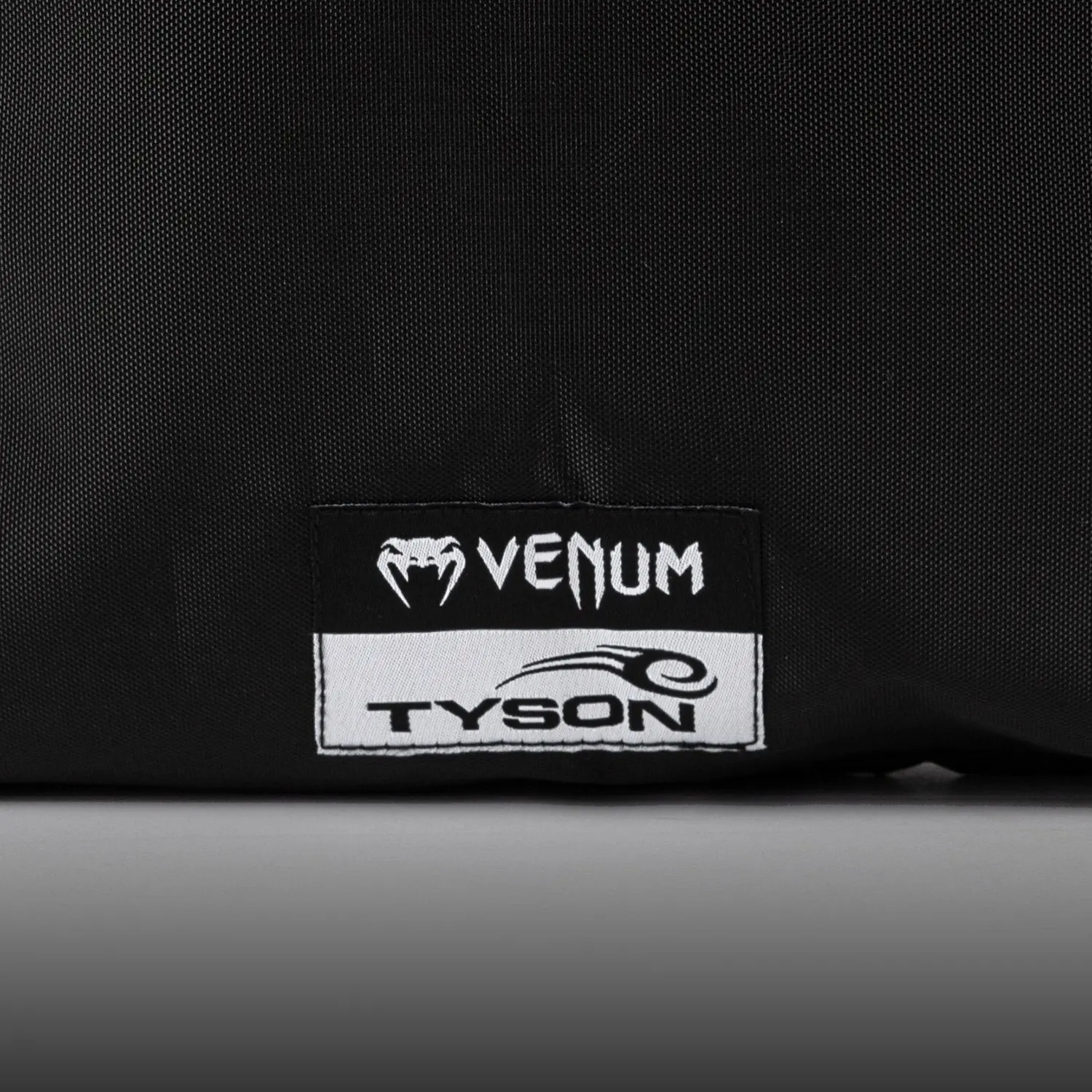 Venum Mike Tyson Replica Boxing Gloves - Deep Black/Optical White етикет