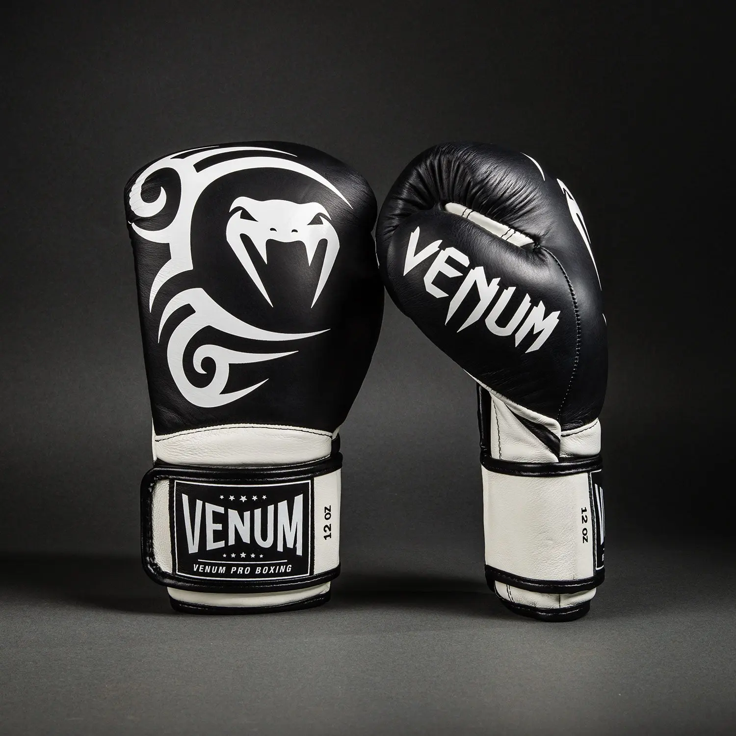Venum Giant 2.0 Mike Tyson Pro Boxing Gloves - Deep Black/Optical White преден изглед с акцент върху логото