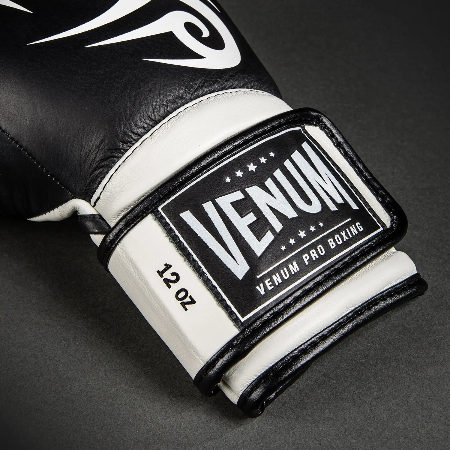 Venum Giant 2.0 Mike Tyson Pro Boxing Gloves - Deep Black/Optical White детайл от етикета