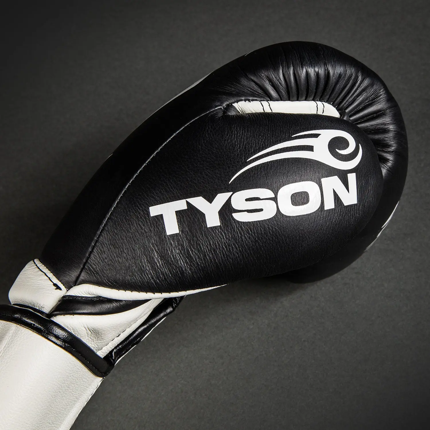 Venum Giant 2.0 Mike Tyson Pro Boxing Gloves - Deep Black/Optical White детайл от логото Tyson