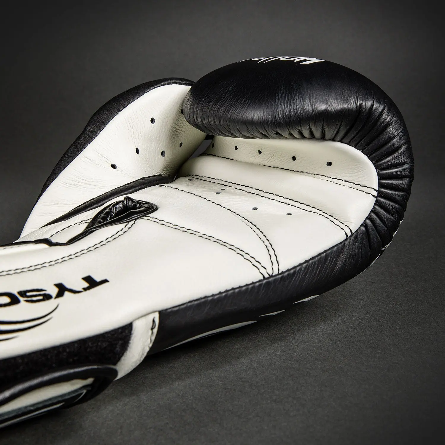 Venum Giant 2.0 Mike Tyson Pro Boxing Gloves - Deep Black/Optical White детайл от вътрешната страна