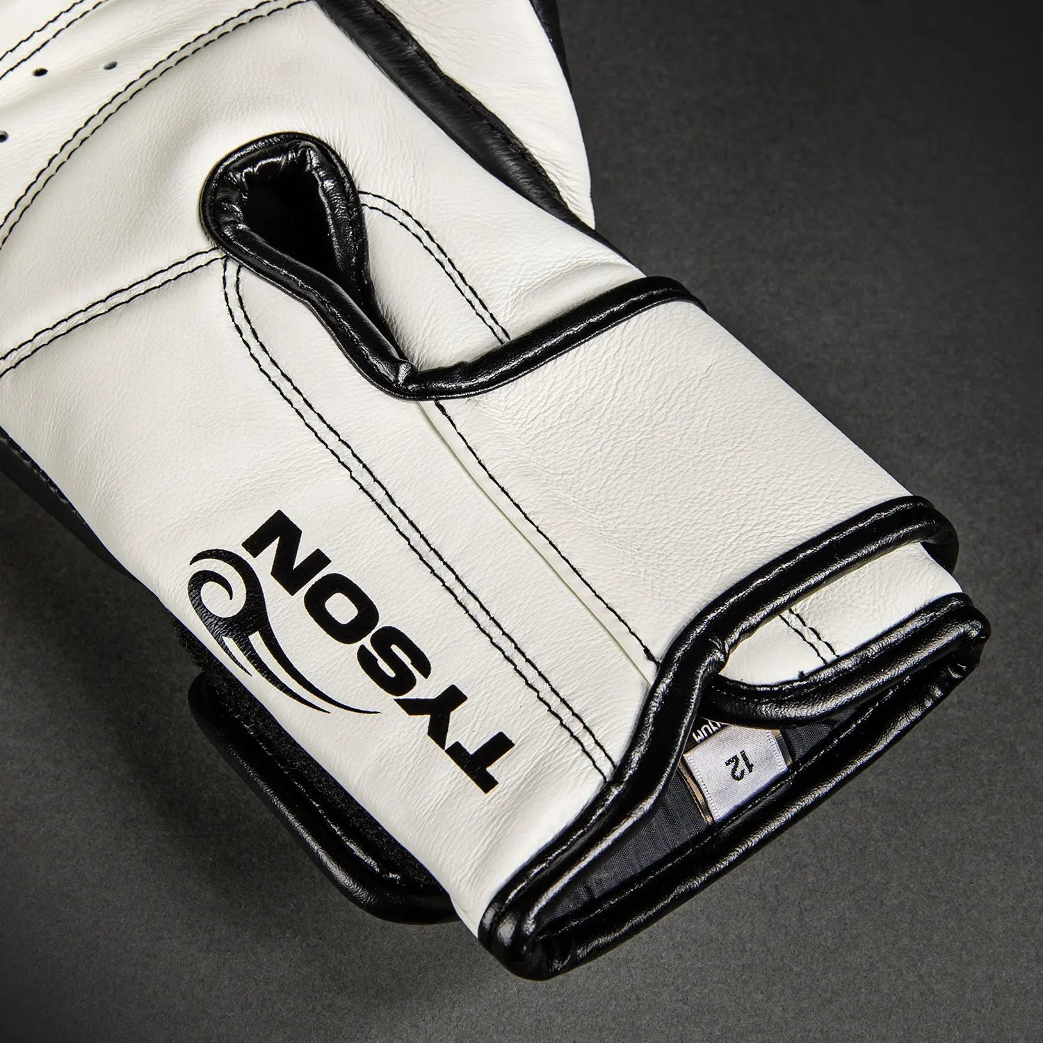 Venum Giant 2.0 Mike Tyson Pro Boxing Gloves - Deep Black/Optical White детайл от маншета