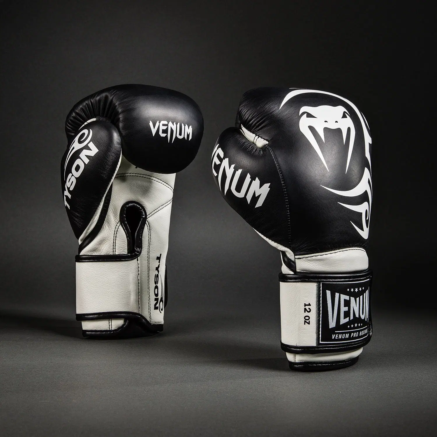 Venum Giant 2.0 Mike Tyson Pro Boxing Gloves - Deep Black/Optical White преден изглед
