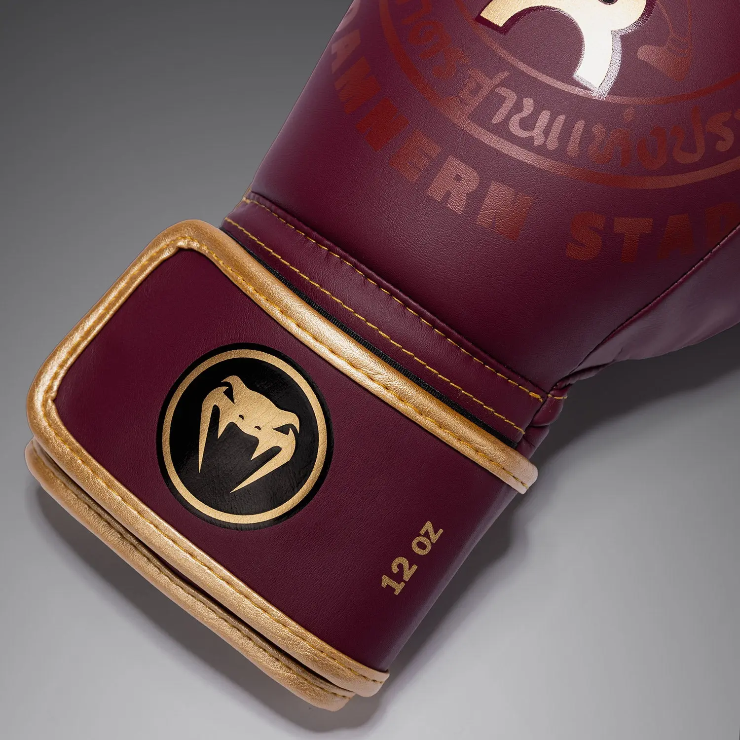 Venum x Rajadamnern Boxing Gloves - Burgundy каишка с лого