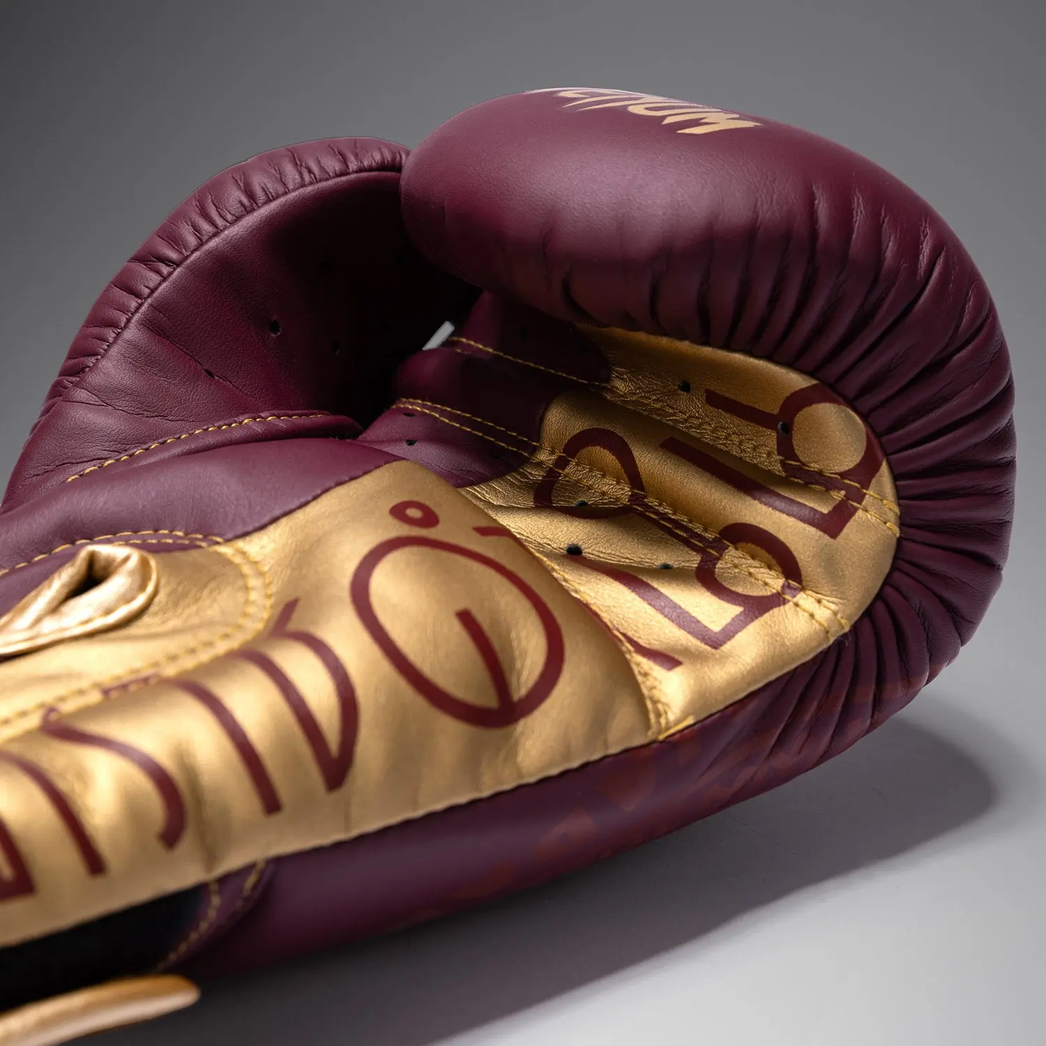 Venum x Rajadamnern Boxing Gloves - Burgundy вътрешен изглед