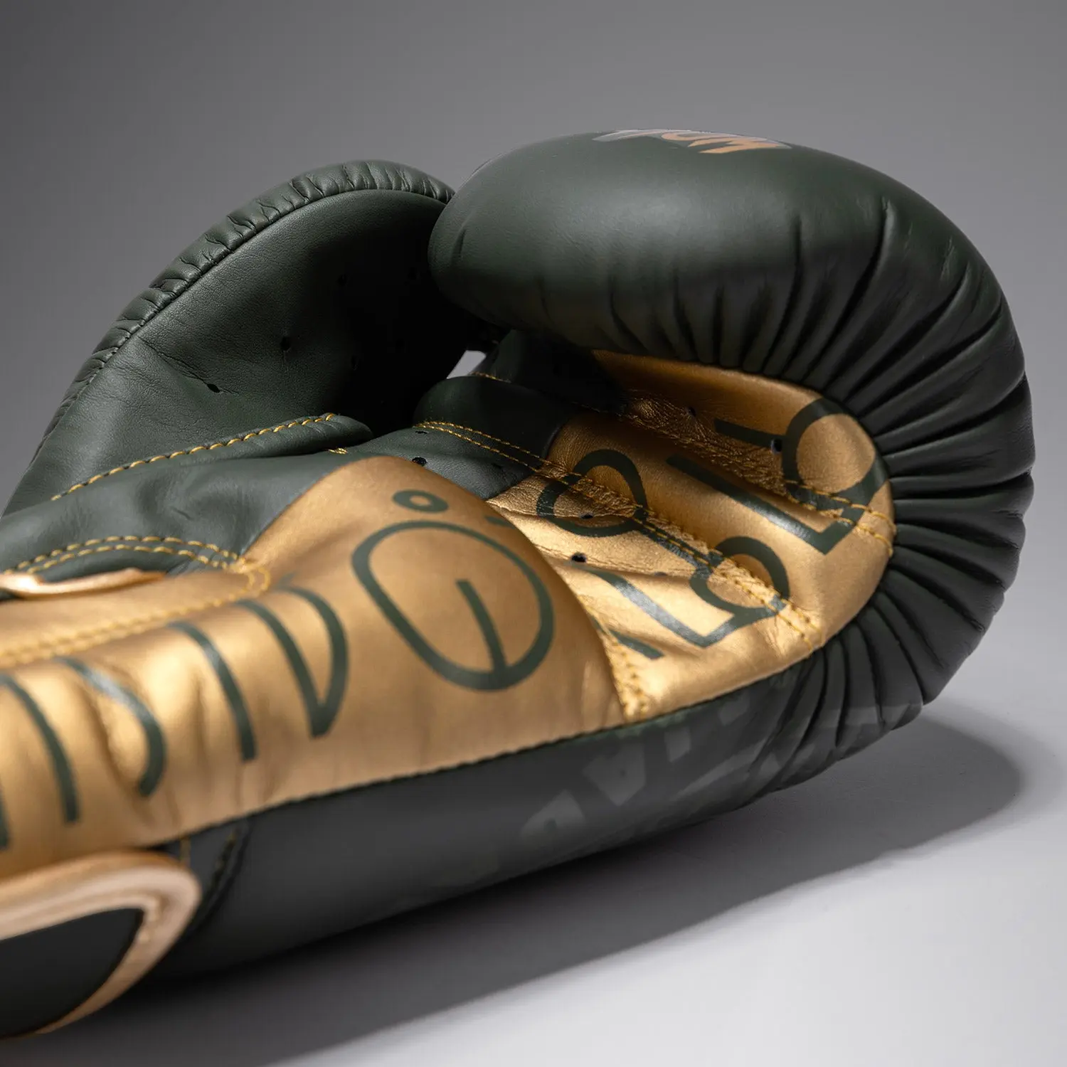 Venum x Rajadamnern Boxing Gloves - Military Green детайл на вътрешността