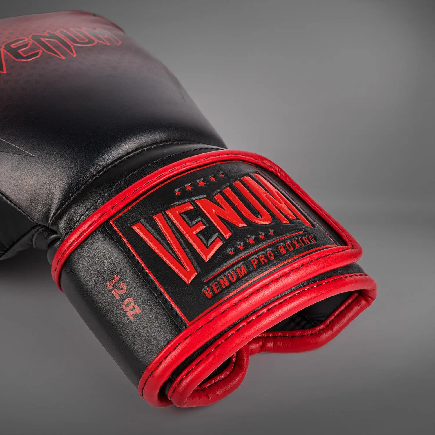 Venum x RWS 2.0 Boxing Gloves - Black/Red детайл от маншета