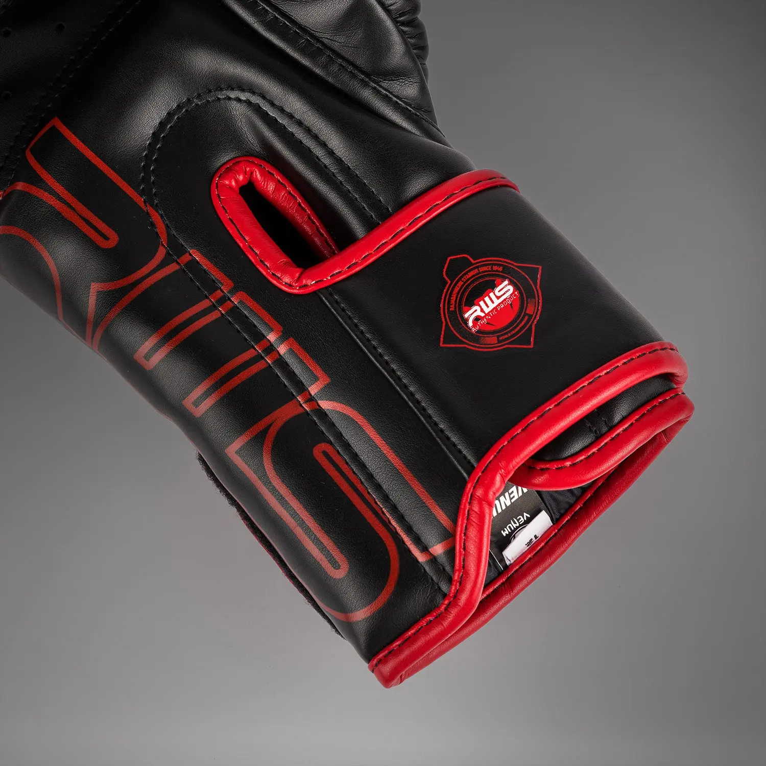 Venum x RWS 2.0 Boxing Gloves - Black/Red детайл от логото RWS