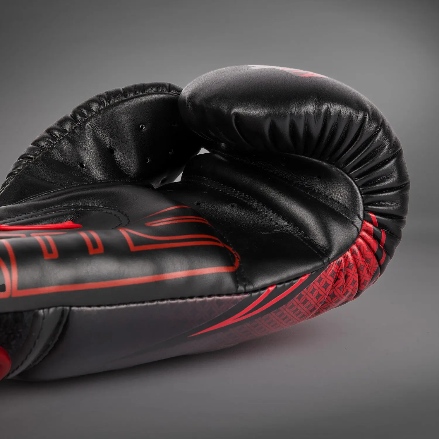 Venum x RWS 2.0 Boxing Gloves - Black/Red близък план