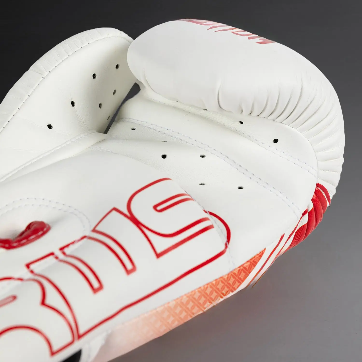 Venum x RWS 2.0 Boxing Gloves - White/Red близък план