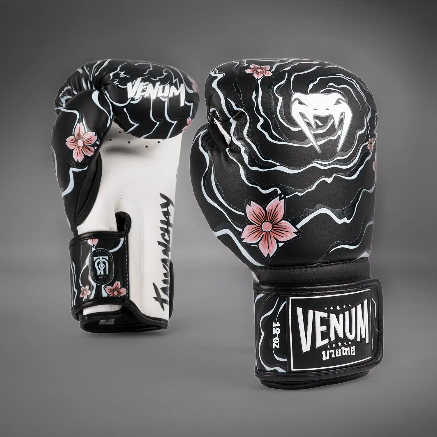Venum X Tawanchay Boxing gloves Black/White страничен изглед