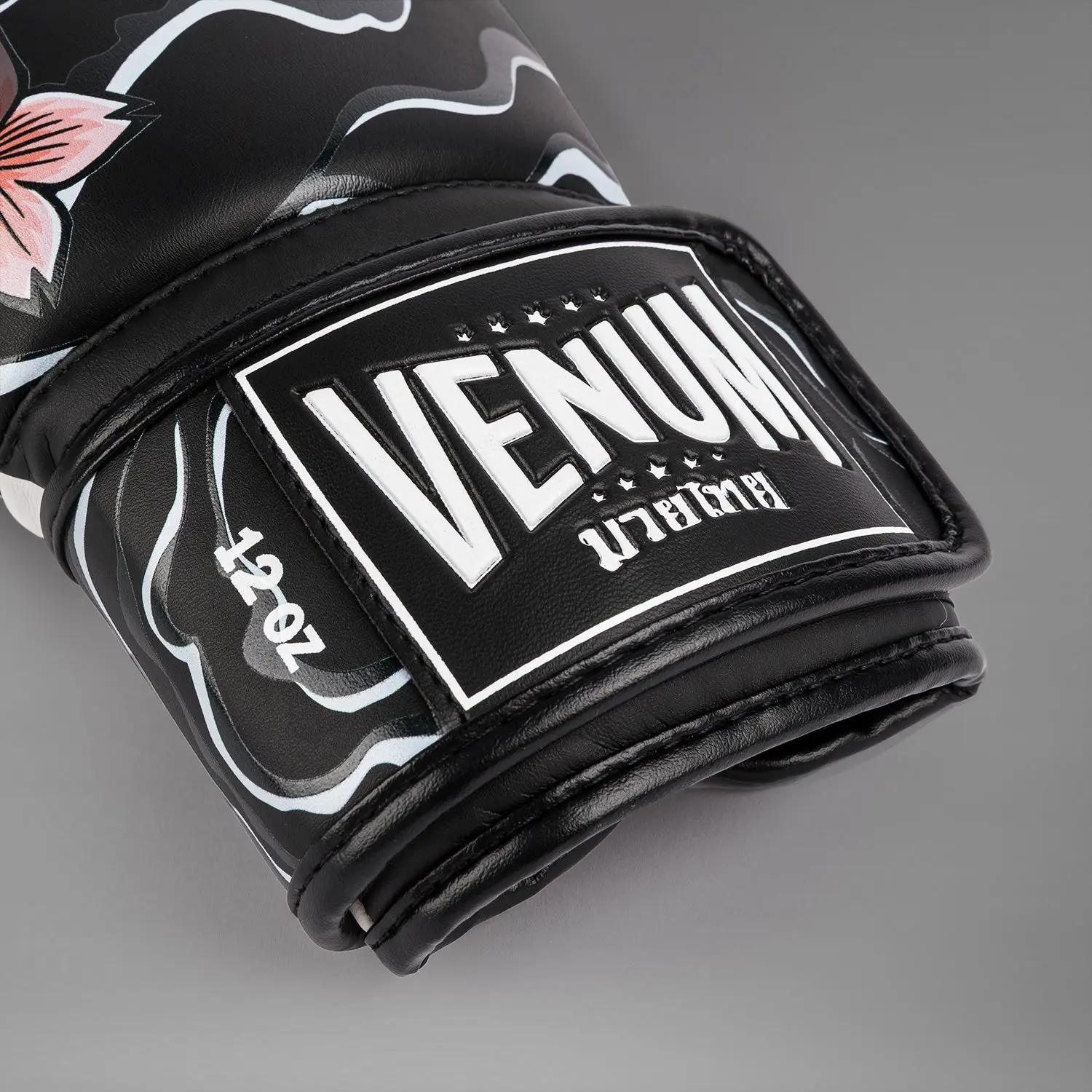 Venum X Tawanchay Boxing gloves Black/White детайл от етикета