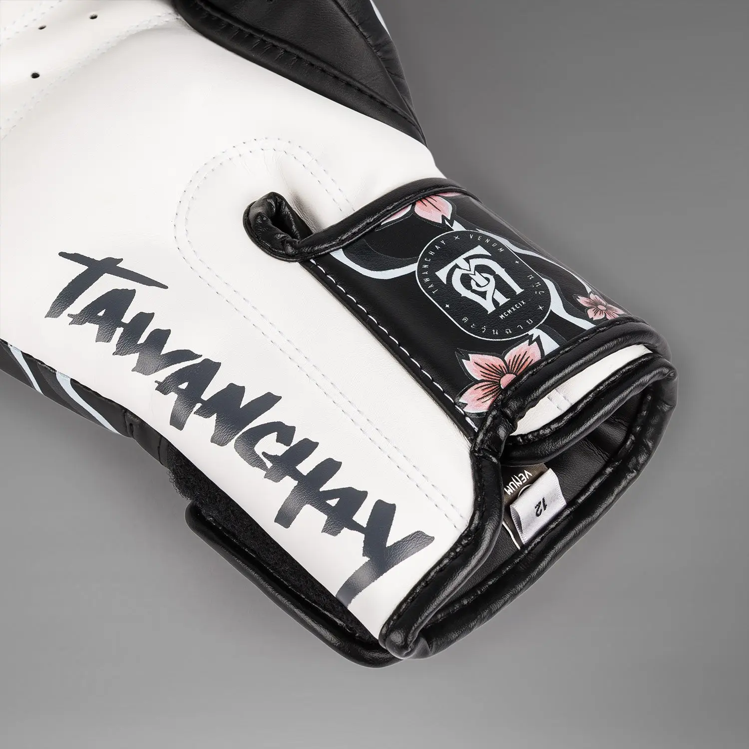 Venum X Tawanchay Boxing gloves Black/White детайл от името Tawanchay