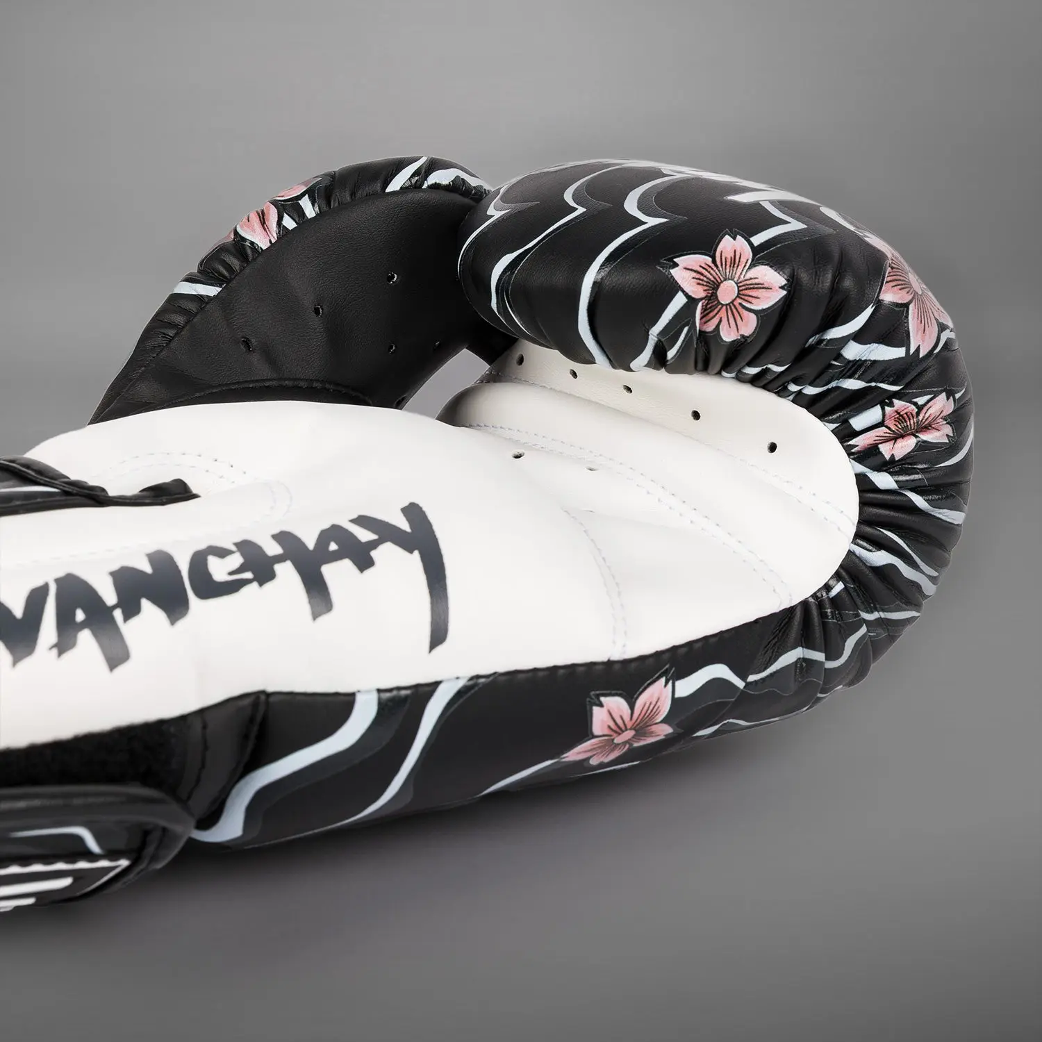 Venum X Tawanchay Boxing gloves Black/White изглед на ръкавицата