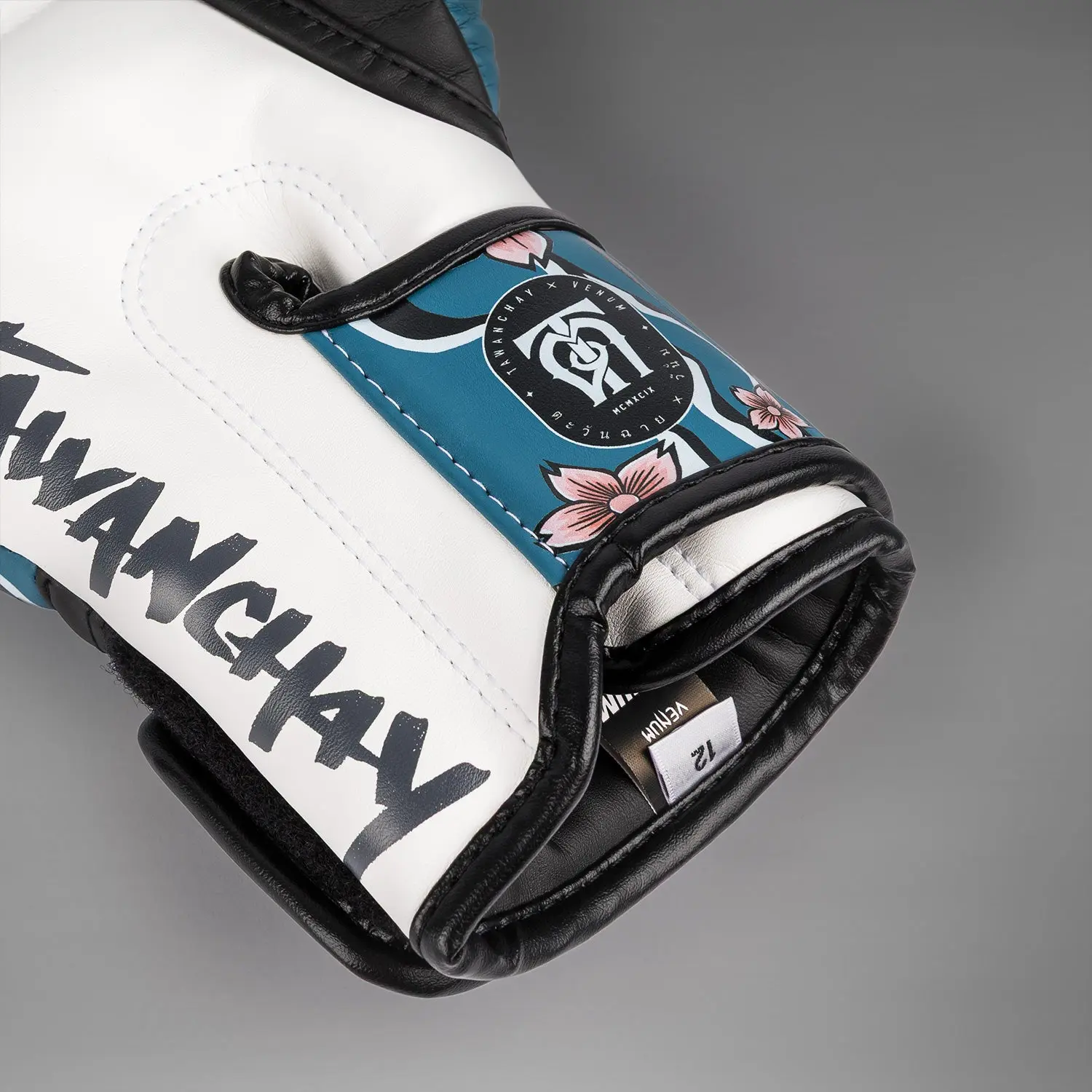 Venum X Tawanchay Boxing Gloves Blue/White етикет