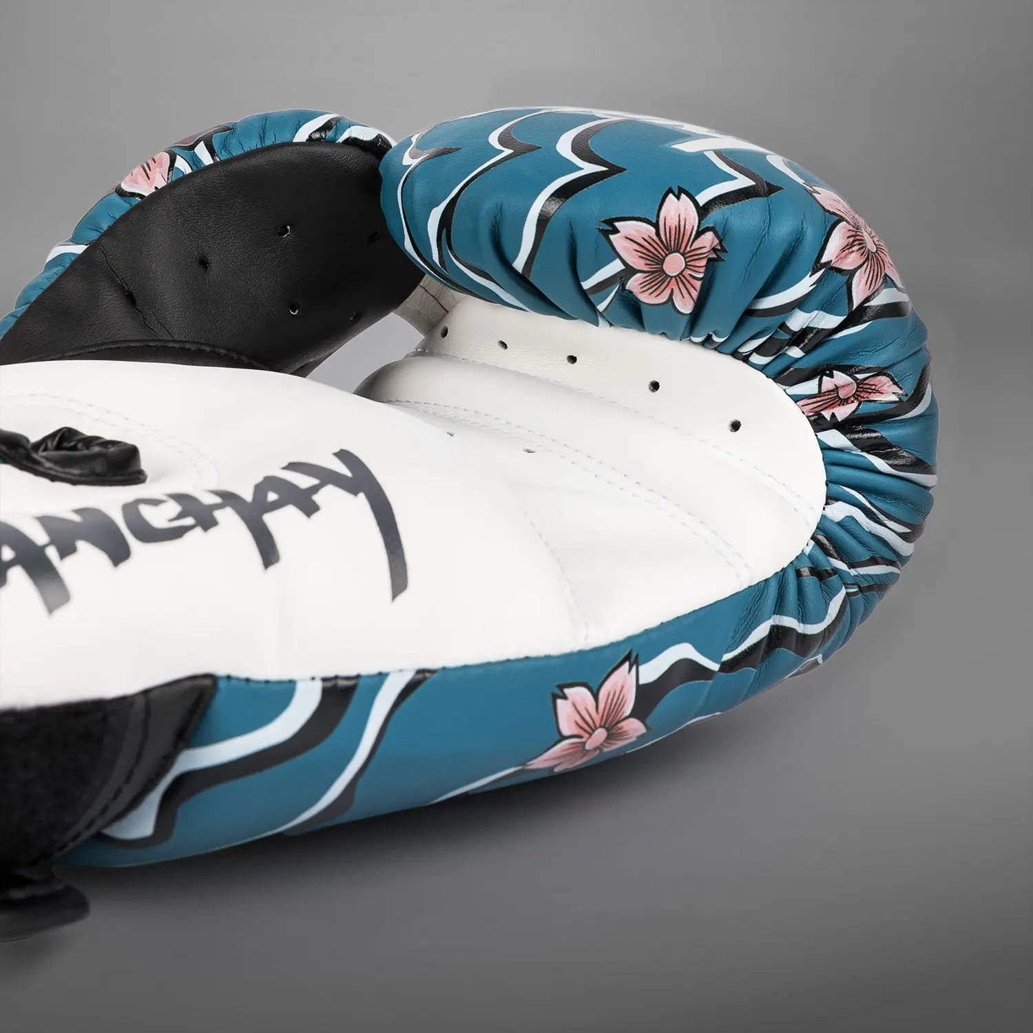 Venum X Tawanchay Boxing Gloves Blue/White страничен изглед