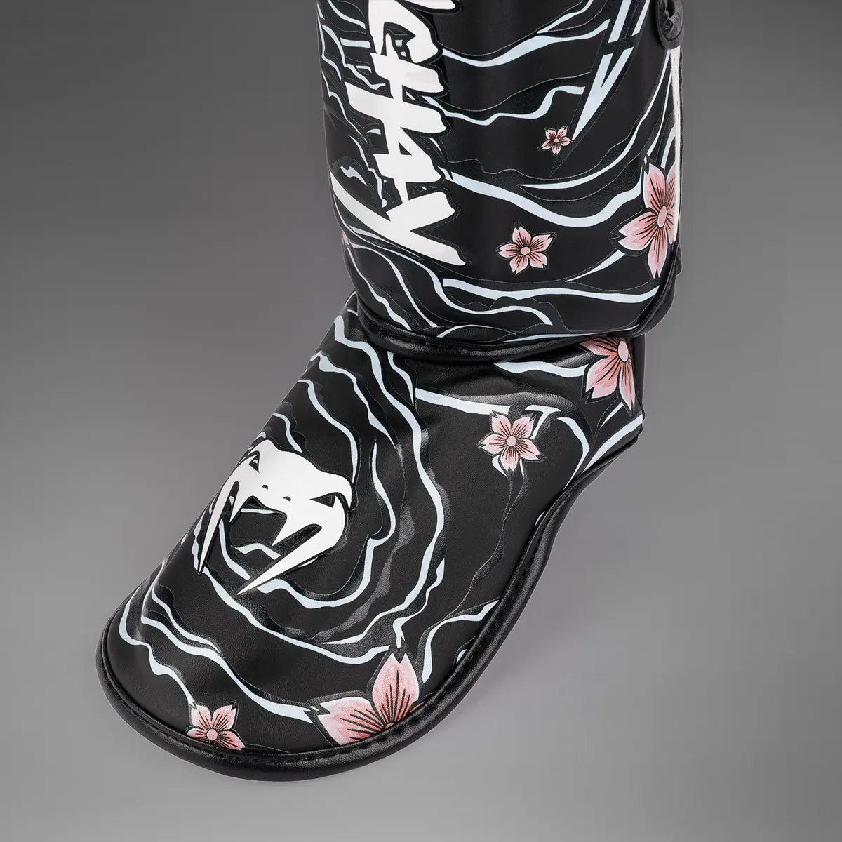 Venum x Tawanchay Shinguards Black/White детайл на стъпалото