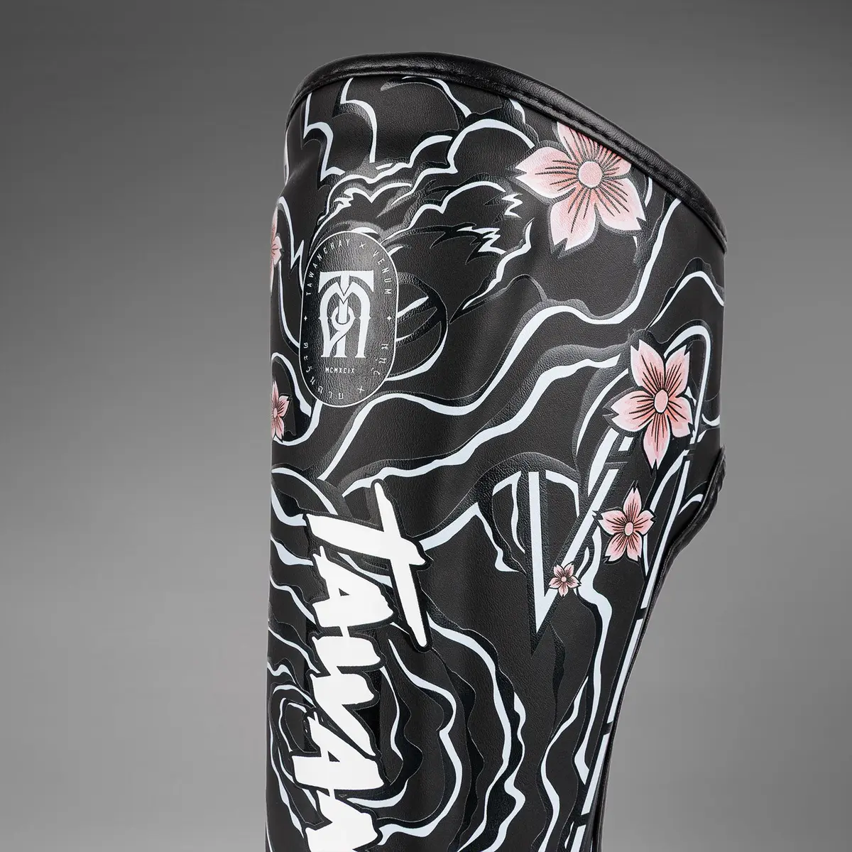 Venum x Tawanchay Shinguards Black/White детайл на горната част