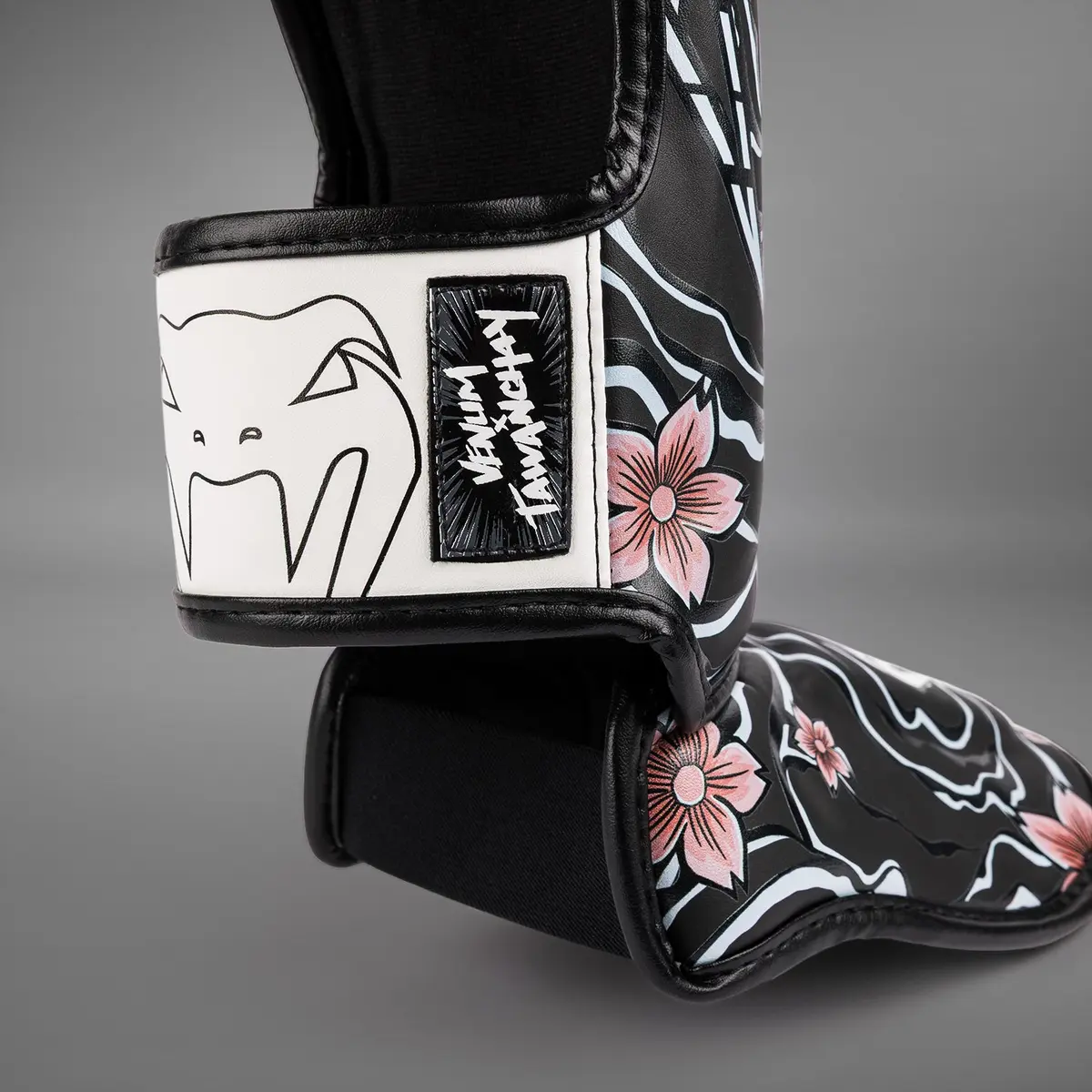 Venum x Tawanchay Shinguards Black/White кръстосани ленти