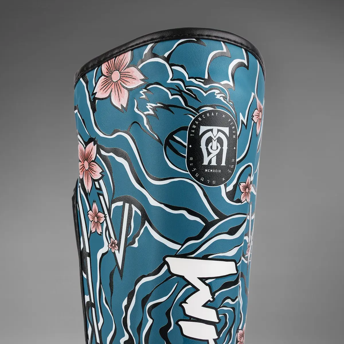 Venum x Tawanchay Shinguards Blue/White детайл от лого
