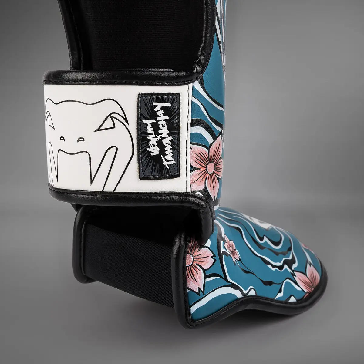 Venum x Tawanchay Shinguards Blue/White детайл от каишка