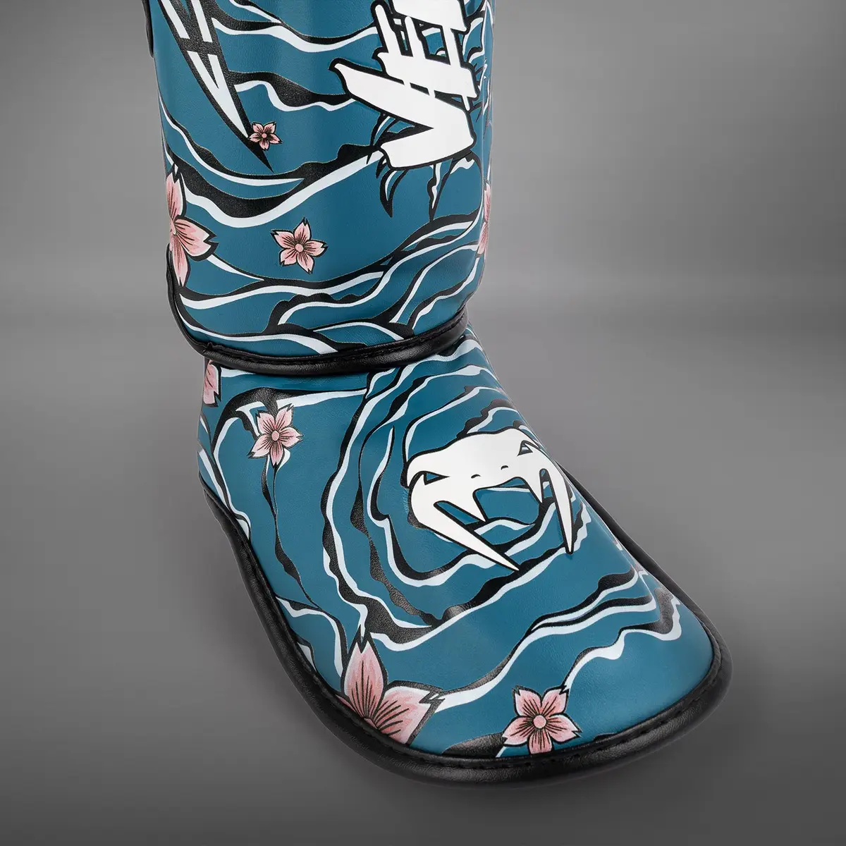 Venum x Tawanchay Shinguards Blue/White част от дизайна
