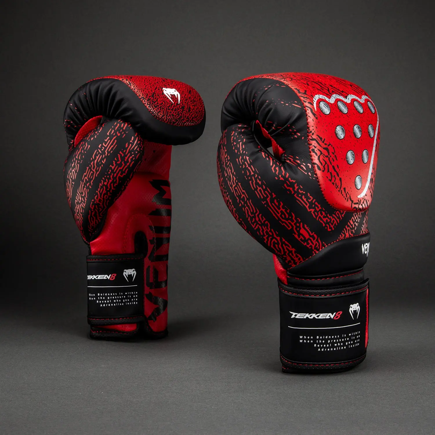 Venum x TEKKEN 8 Boxing Gloves - Kazuya - Red/Black страничен изглед