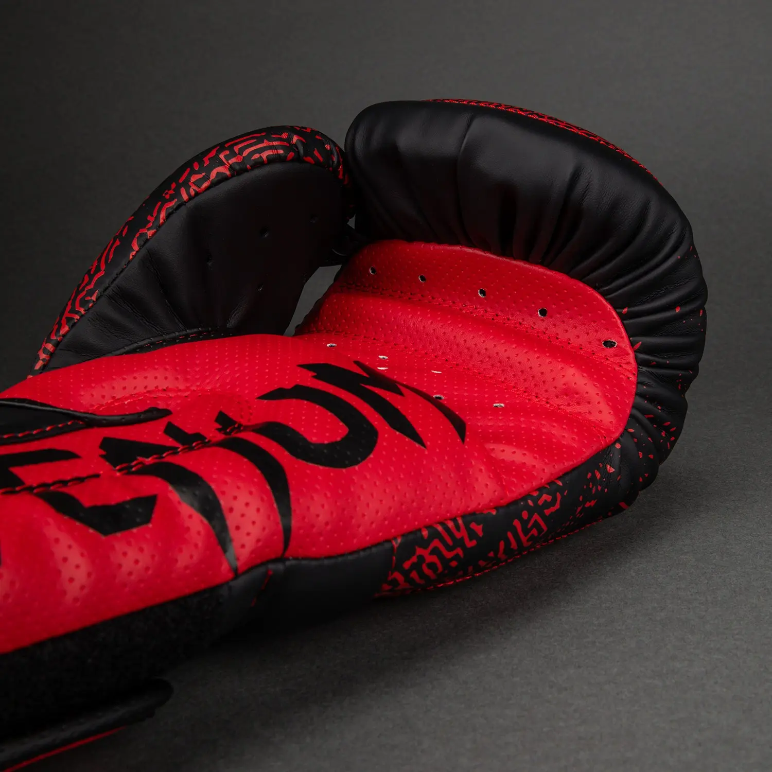 Venum x TEKKEN 8 Boxing Gloves - Kazuya - Red/Black близък план на материята