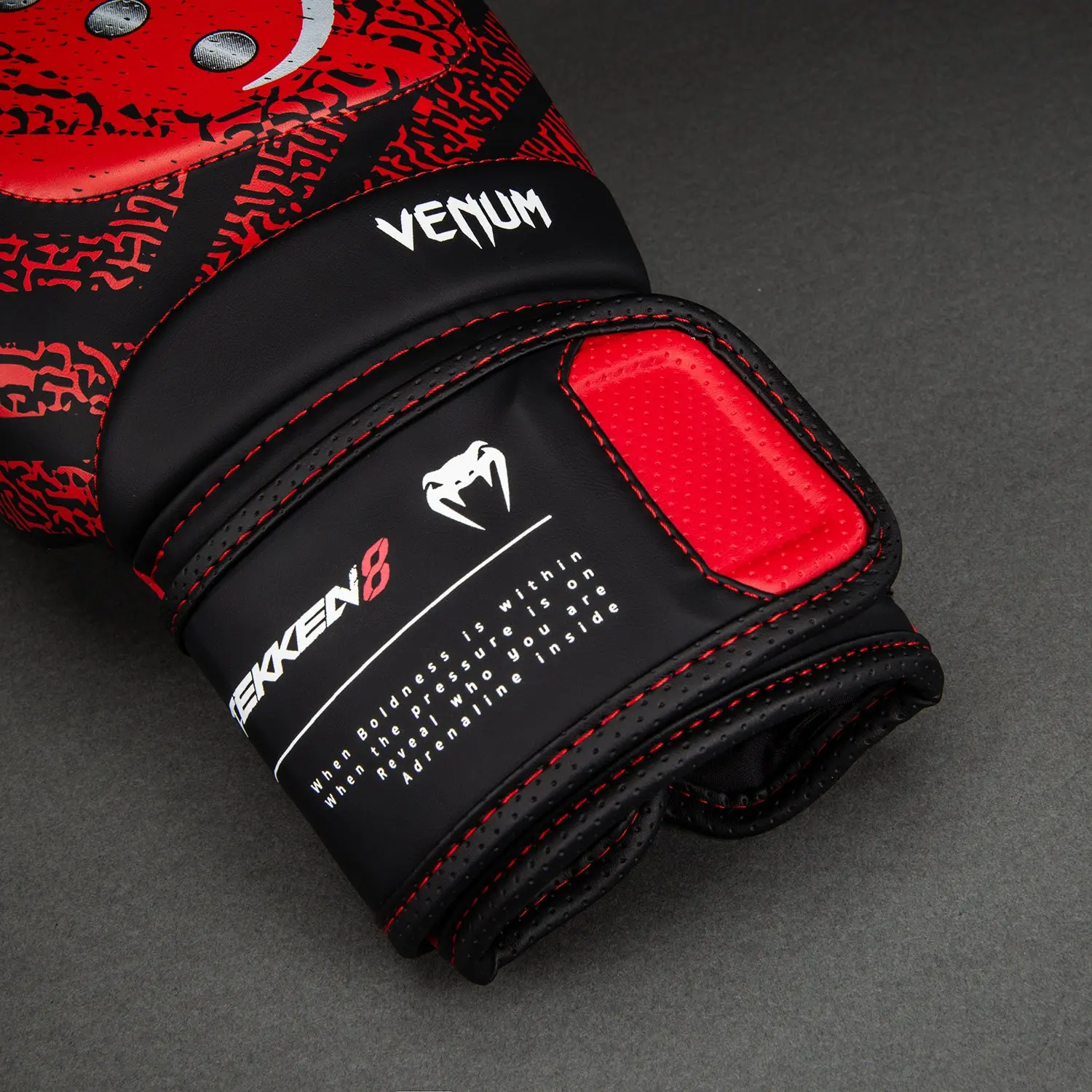 Venum x TEKKEN 8 Boxing Gloves - Kazuya - Red/Black детайл с лого и надпис