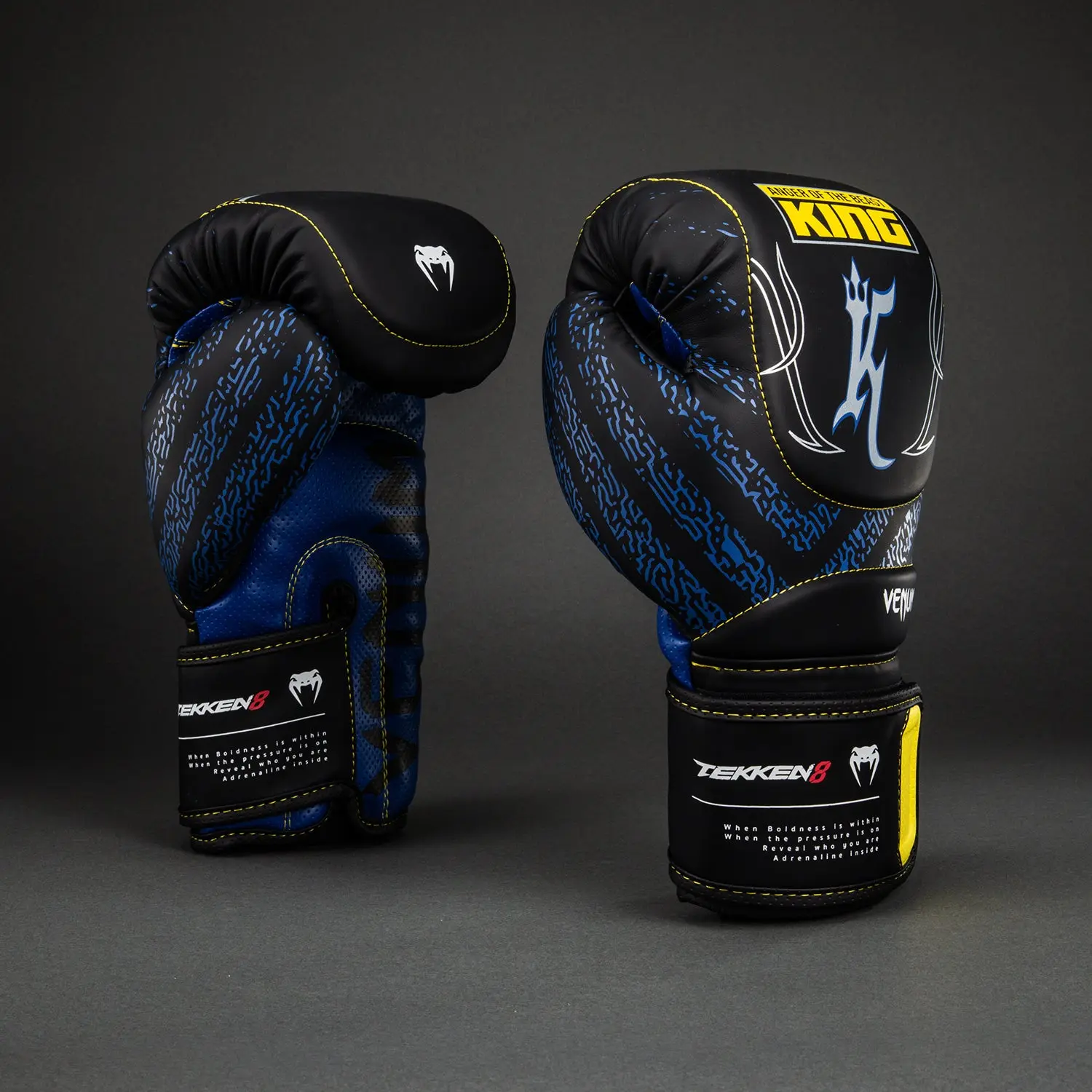 Venum x TEKKEN 8 Boxing Gloves - King - Black/Yellow, преден изглед с различна комбинация от шарки