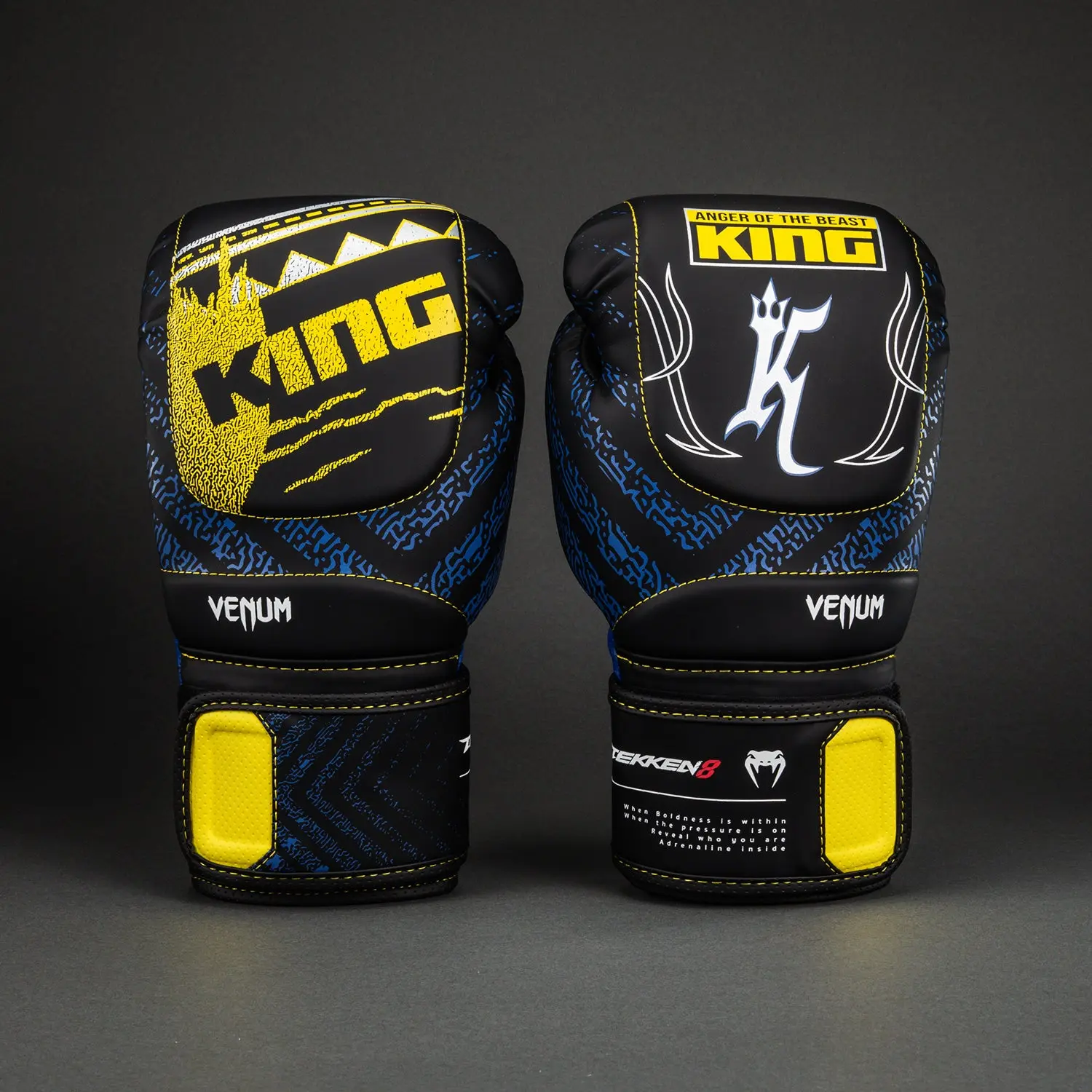 Venum x TEKKEN 8 Boxing Gloves - King - Black/Yellow, преден изглед с акцент върху шарките