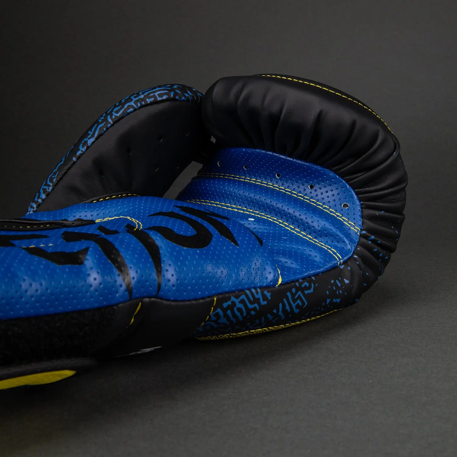 Venum x TEKKEN 8 Boxing Gloves - King - Black/Yellow, вътрешна част в синьо