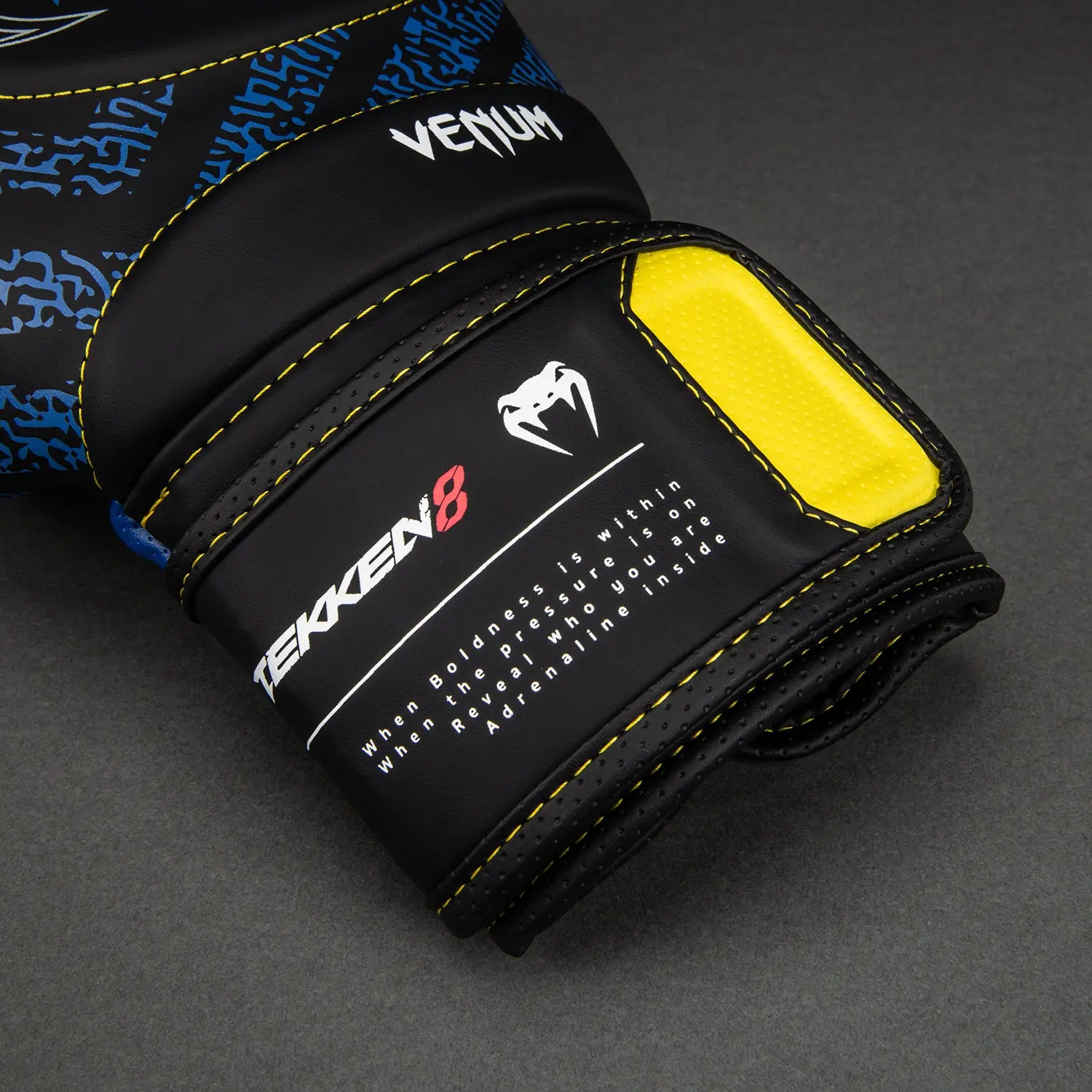 Venum x TEKKEN 8 Boxing Gloves - King - Black/Yellow, детайл от велкро лентата с лого и текст