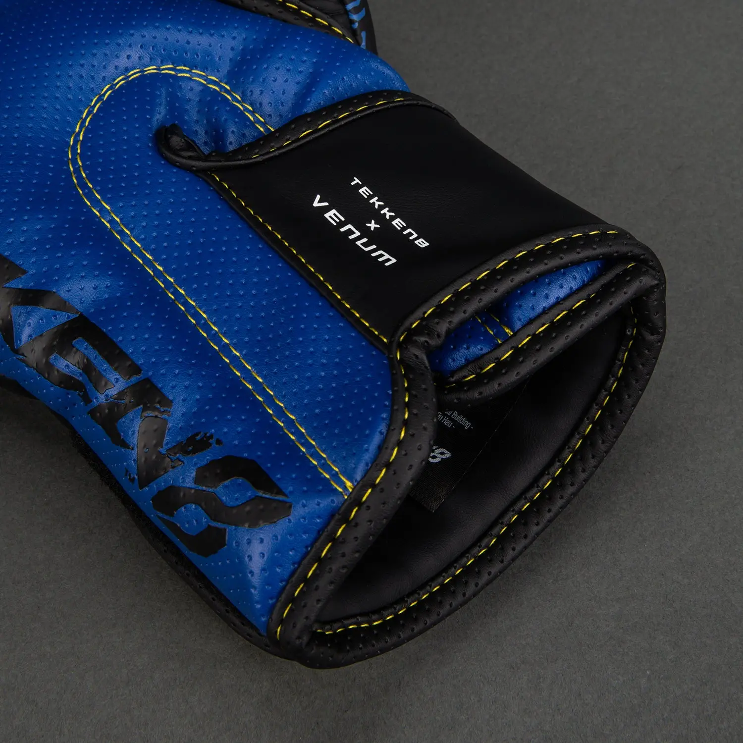 Venum x TEKKEN 8 Boxing Gloves - King - Black/Yellow, детайл от вътрешността и логата