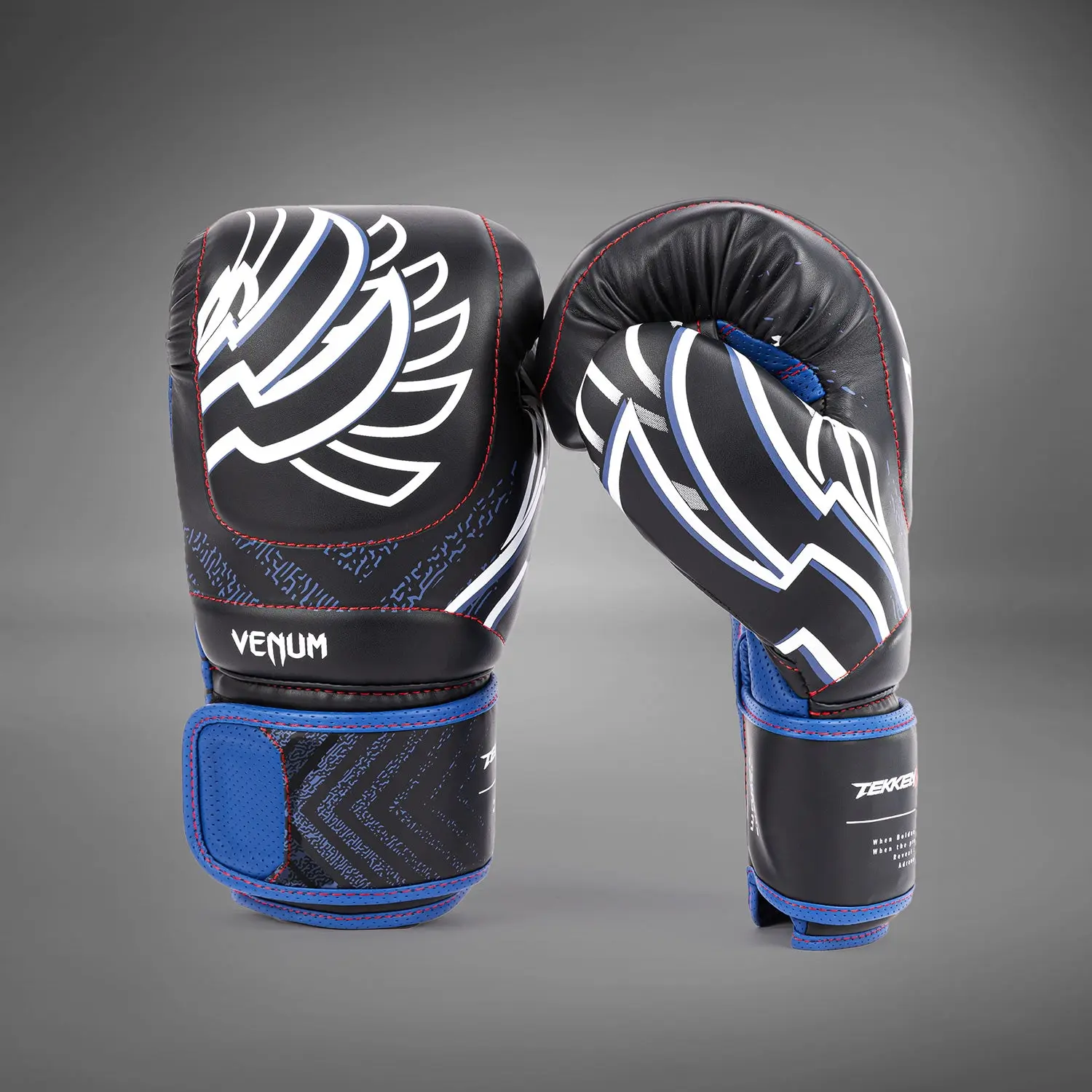 Venum x TEKKEN 8 - Jin Kazama Boxing Gloves - Blue/Black/White преден изглед с отворена ръкавица