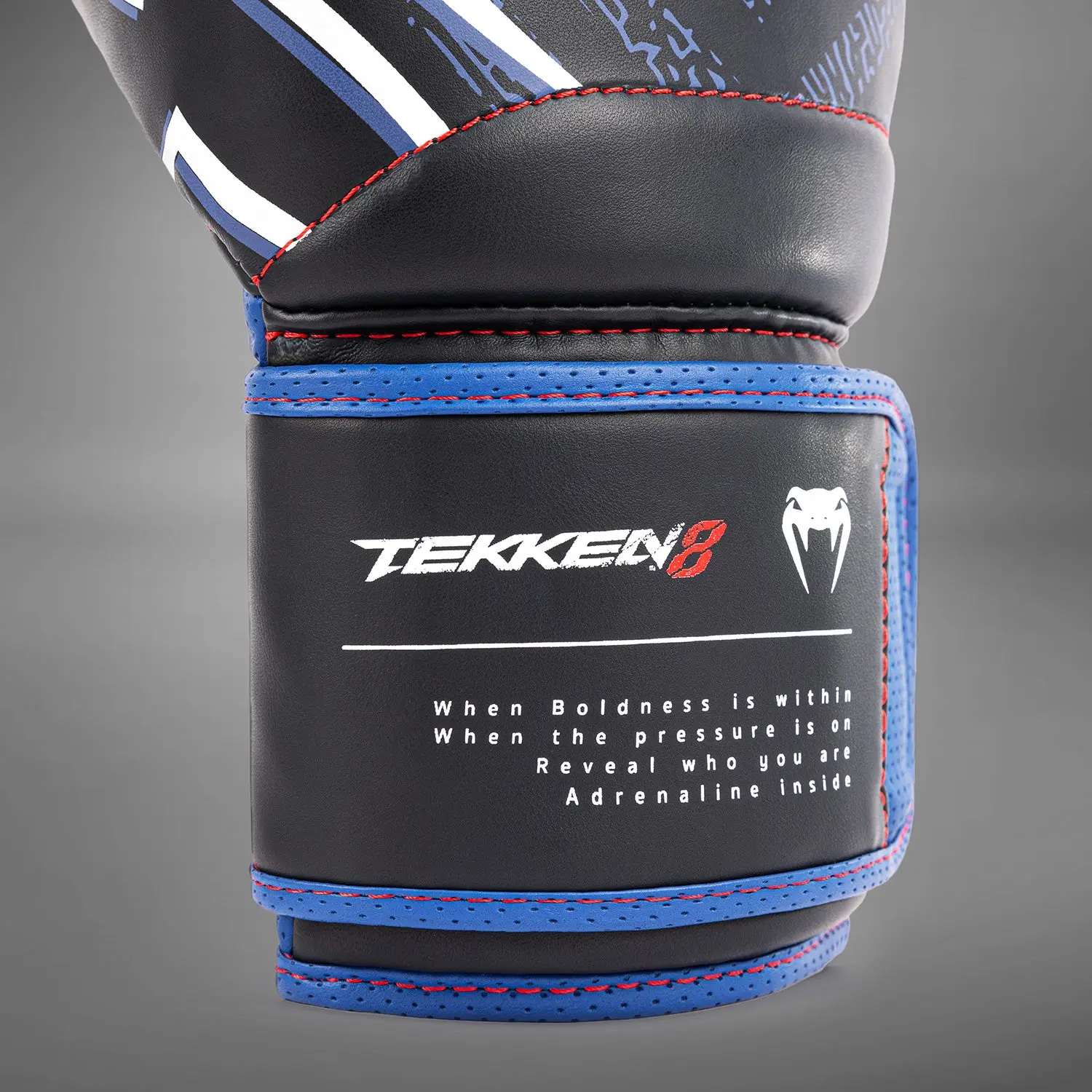Venum x TEKKEN 8 - Jin Kazama Boxing Gloves - Blue/Black/White детайл на лентата