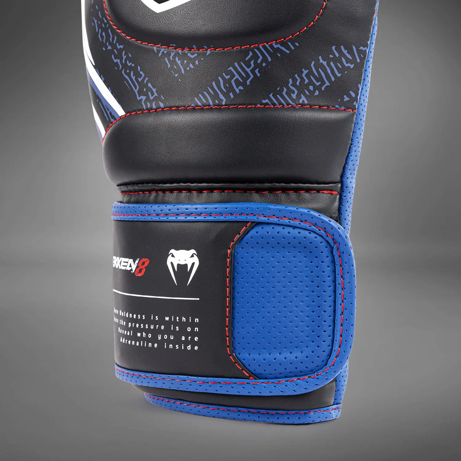 Venum x TEKKEN 8 - Jin Kazama Boxing Gloves - Blue/Black/White детайл на вентилация