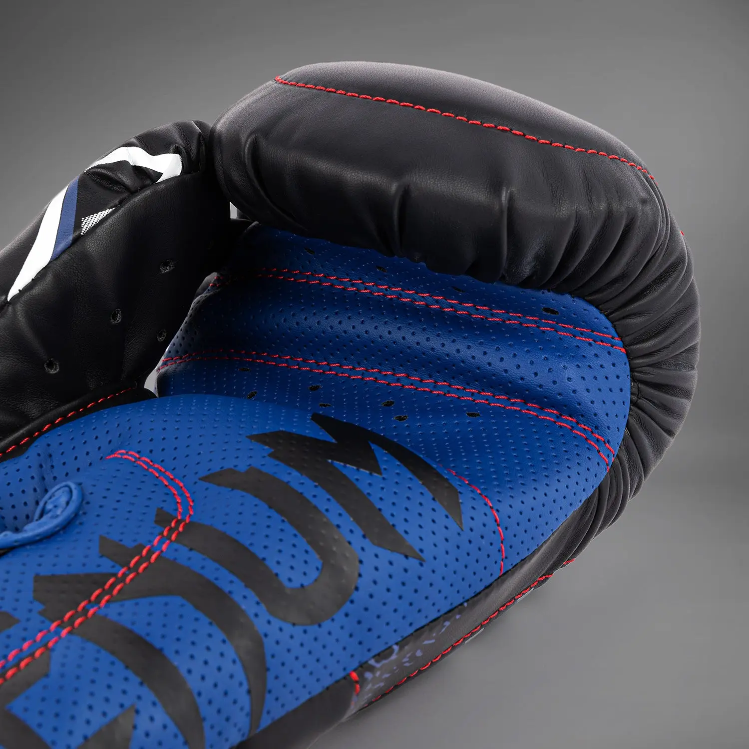Venum x TEKKEN 8 - Jin Kazama Boxing Gloves - Blue/Black/White детайл на пръстите