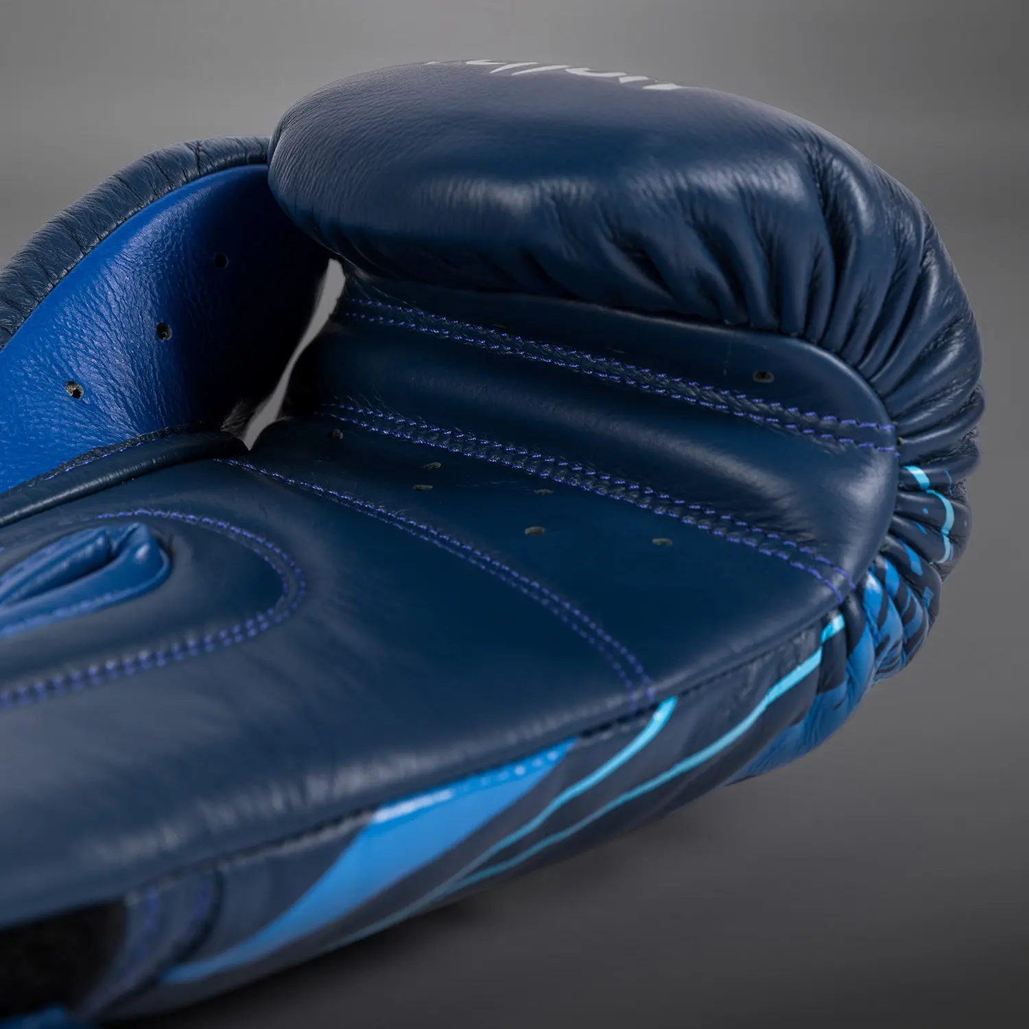 Venum x Top Rank Original Hammer Boxing Gloves - Navy Blue детайл на шева