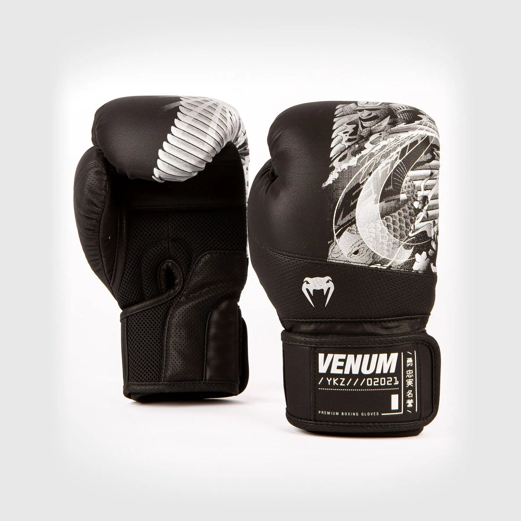 Venum YKZ21 Boxing Gloves – Black/Silver преден изглед на чифт ръкавици