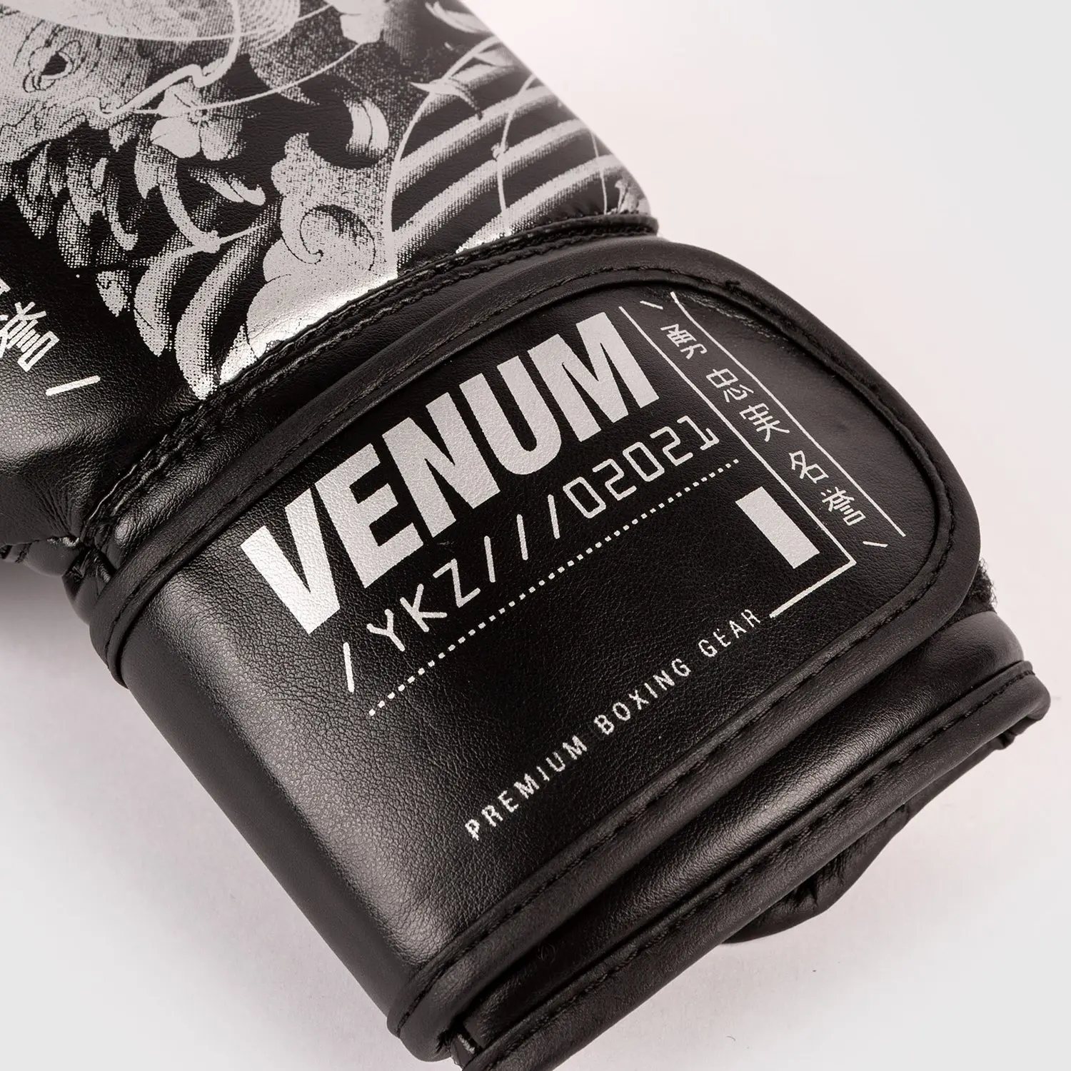 Venum YKZ21 Boxing Gloves - For Kids - Black/White, детайл от закопчалката