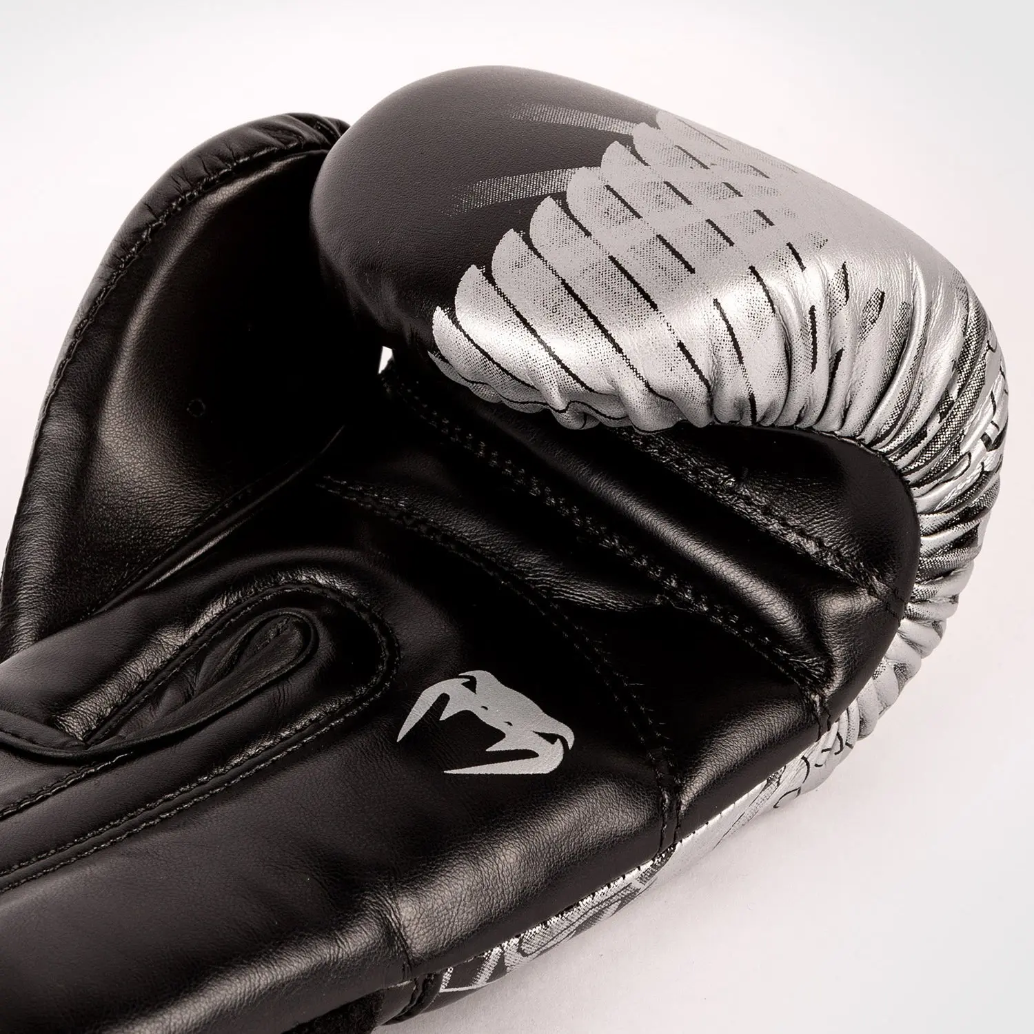 Venum YKZ21 Boxing Gloves - For Kids - Black/White, детайл от логото